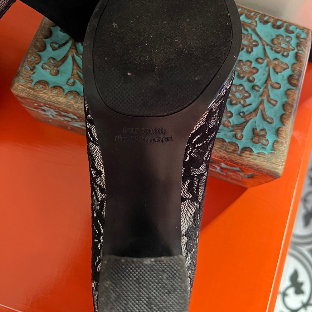 Beautiful, classy shoes with a chunky heel. Like new. - Picture 3 of 4